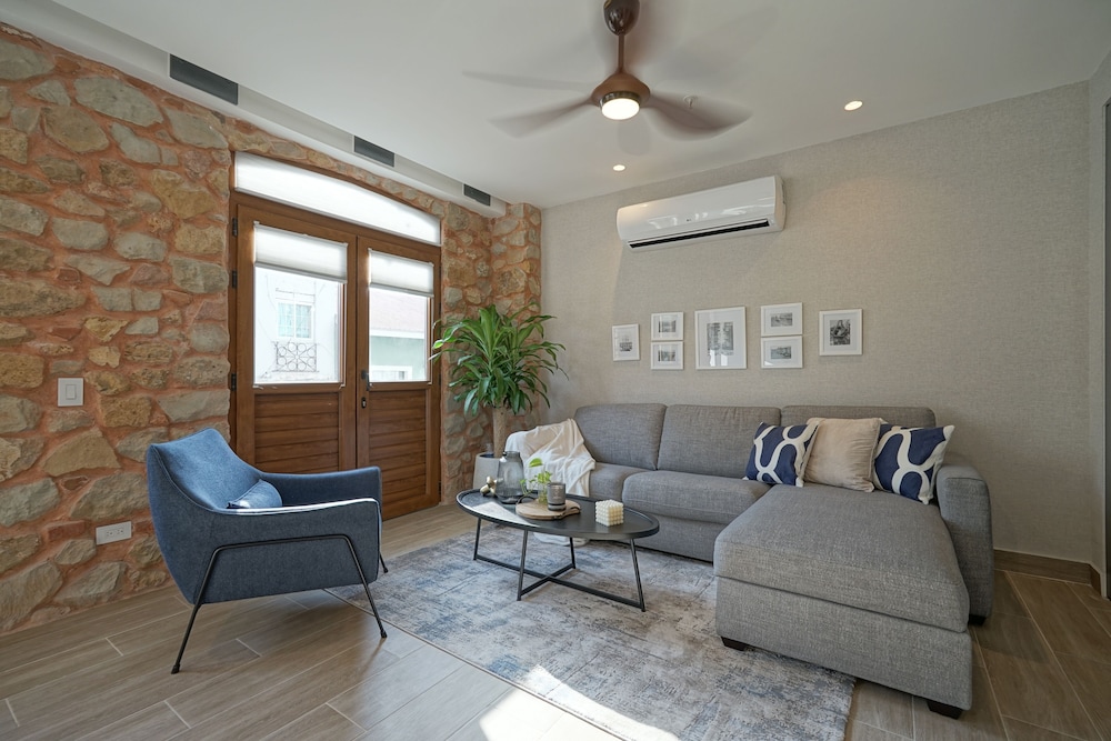 Apartment (1J) photo 1