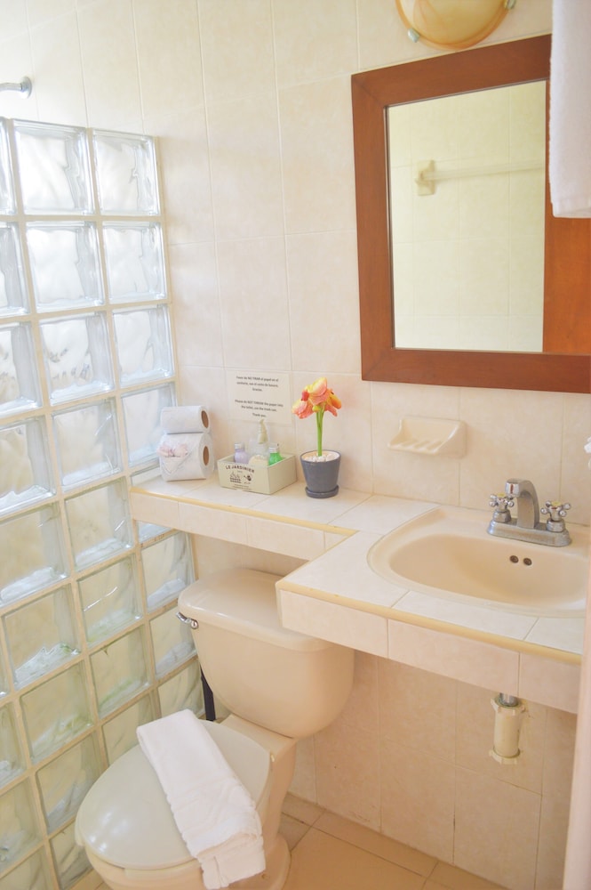 Deluxe Studio, 1 King Bed, Kitchenette