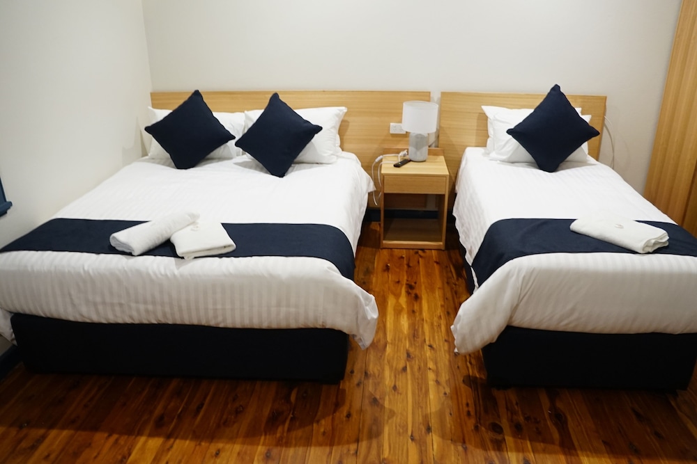 Deluxe Queen Single with Ensuite Bathroom photo 3