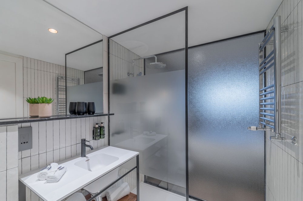 The Level, Family Room with Executive Lounge Access (2+1) thumbnail 6