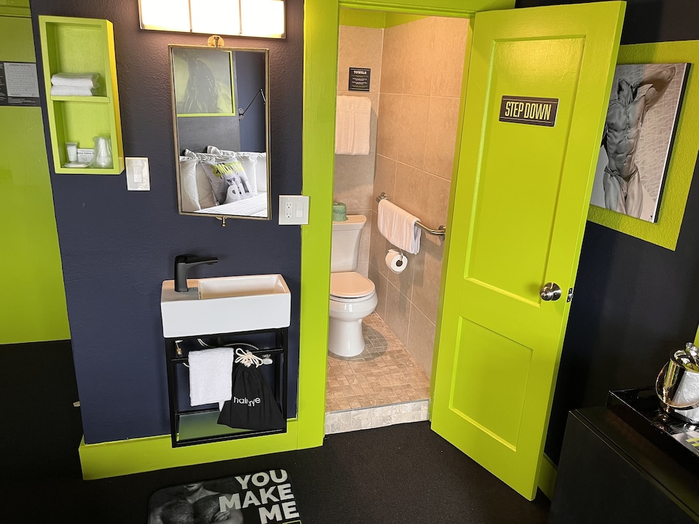 Deluxe Room, 1 King Bed, Non Smoking, Private Bathroom - Photo 3