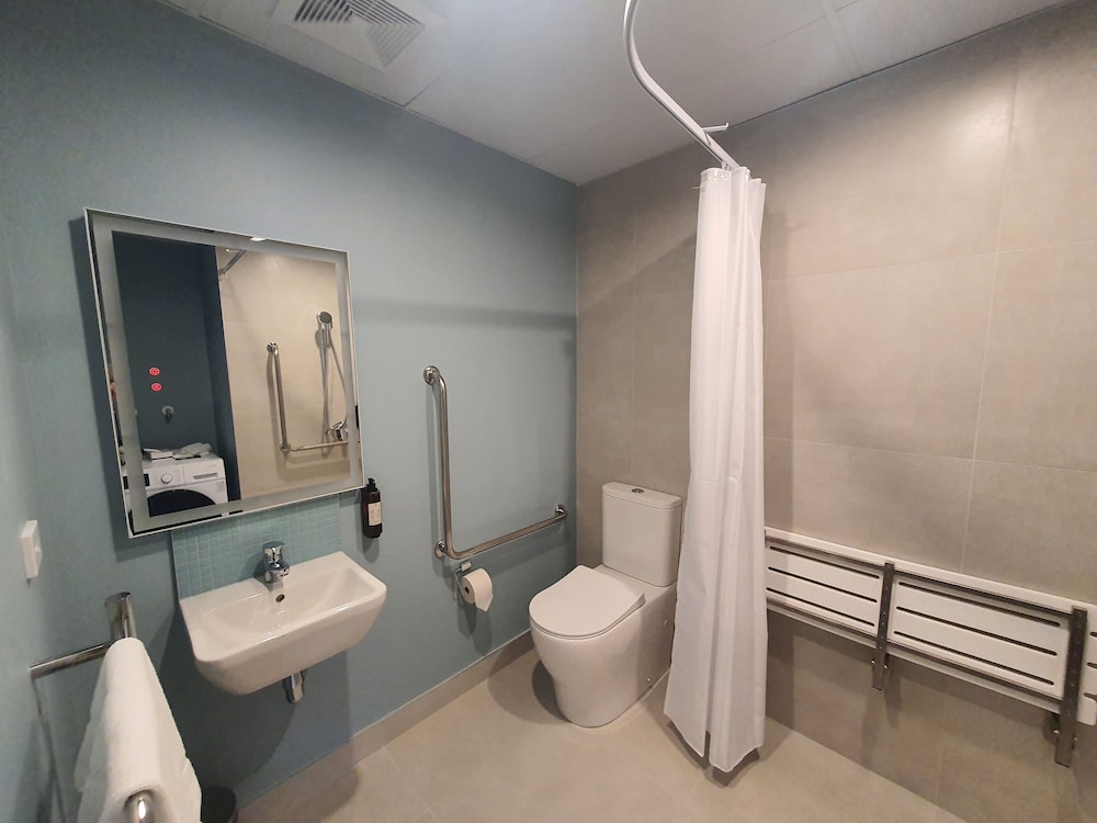 Studio Apartment Accessible thumbnail 5
