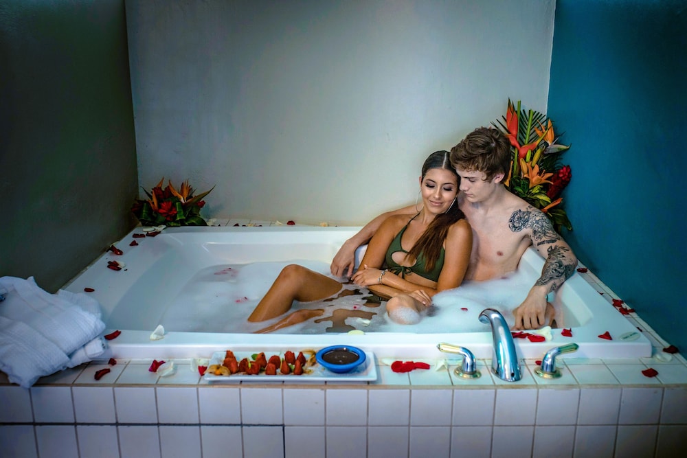 Honeymoon Suite, 1 King Bed, Bathtub, Sea View - Photo 18