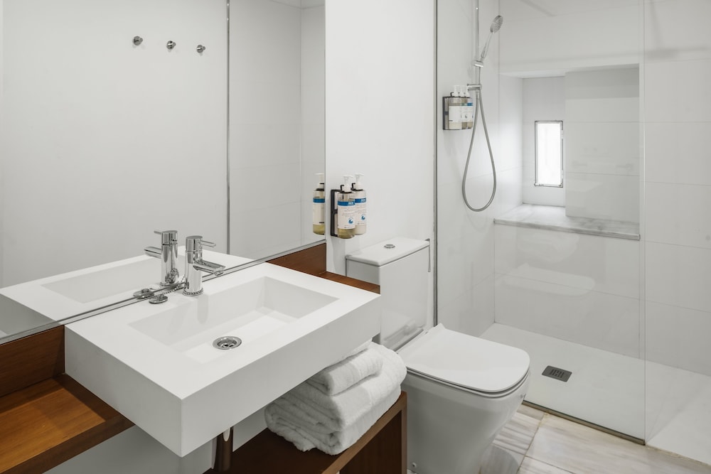3 Bedroom Apartment with Balcony - Photo 3