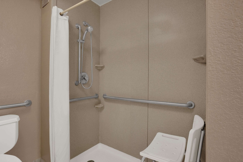 Room, 1 King Bed, Accessible, Non Smoking (Mobility Accessible) photo 3