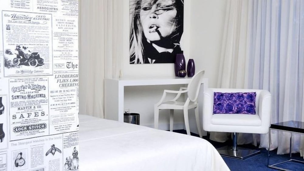 Deluxe Room thumbnail 5