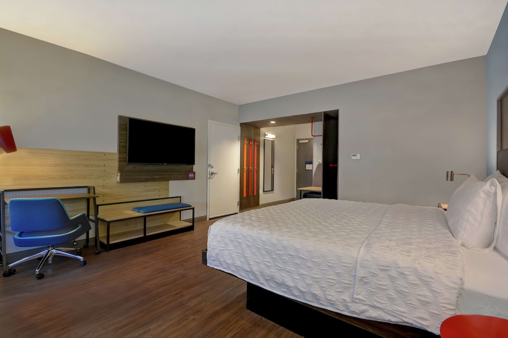 Room, 1 King Bed, Accessible (Roll-In Shower, Mobility & Hearing) - Photo 3