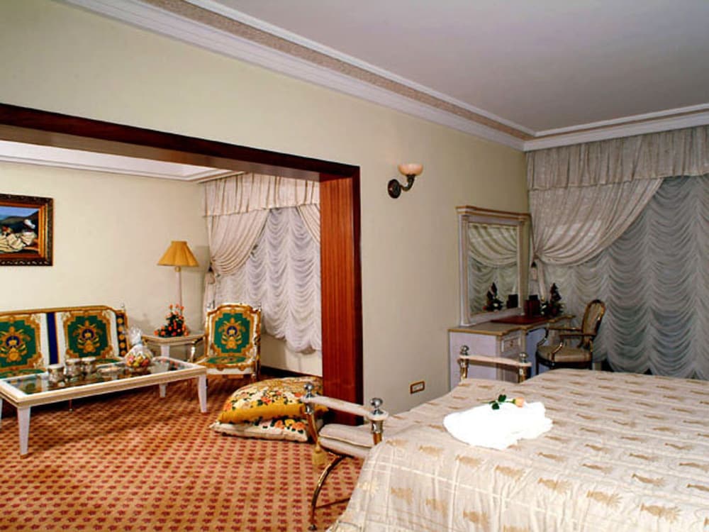 Royal Suite, 1 King Bed - Photo 3