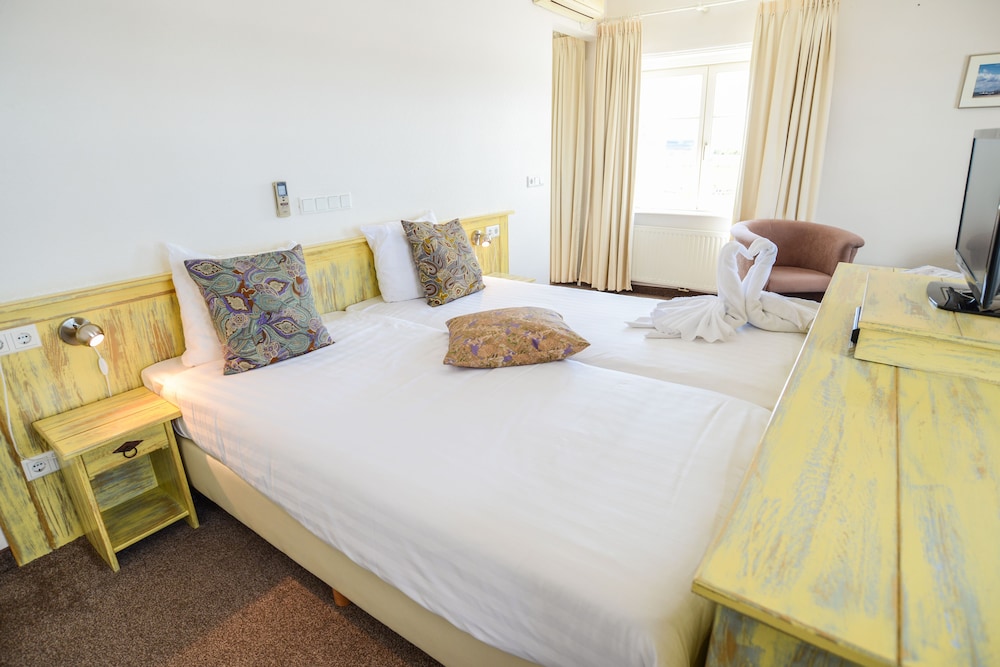 Comfort Room, 2 Twin Beds, Harbor View photo 3