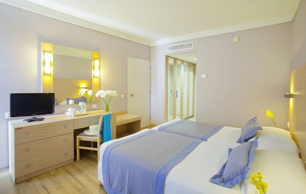 Double or Twin Room - Photo 6