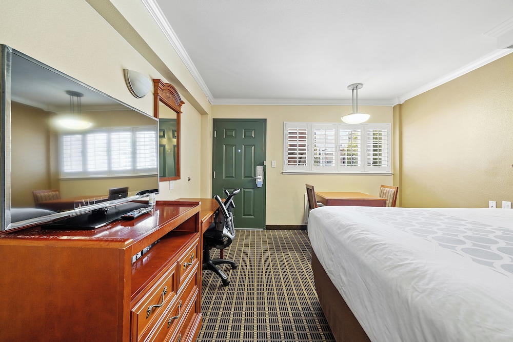 Standard Room, 1 King Bed - Photo 6