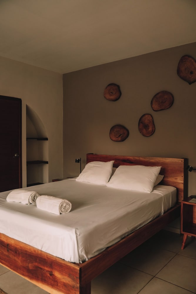 Deluxe Room, 1 Queen Bed, Partial Sea View photo 2