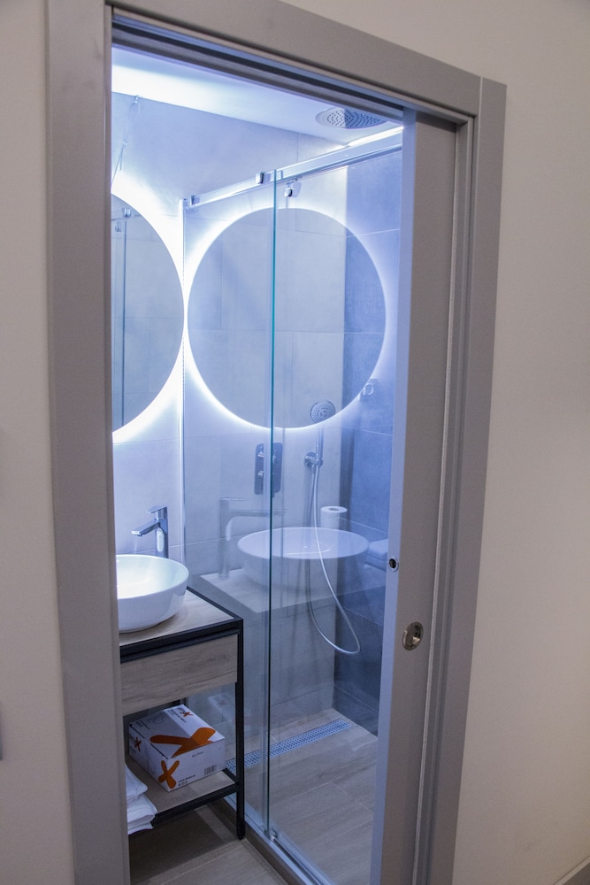 Basic Double Room, Private Bathroom (DbM) - Photo 6