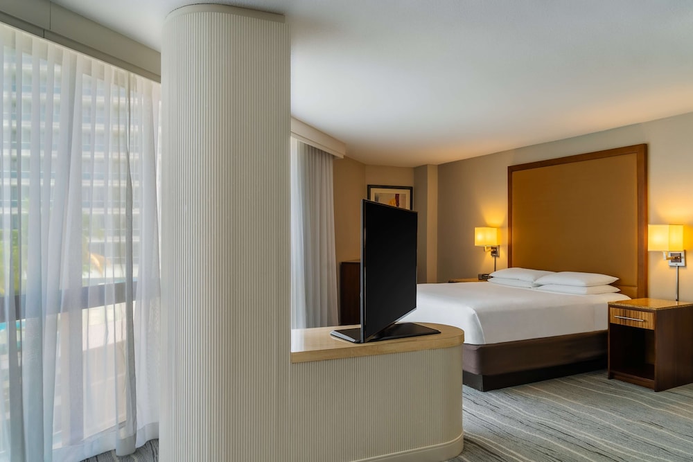 Panoramic Suite, 1 King Bed thumbnail 5