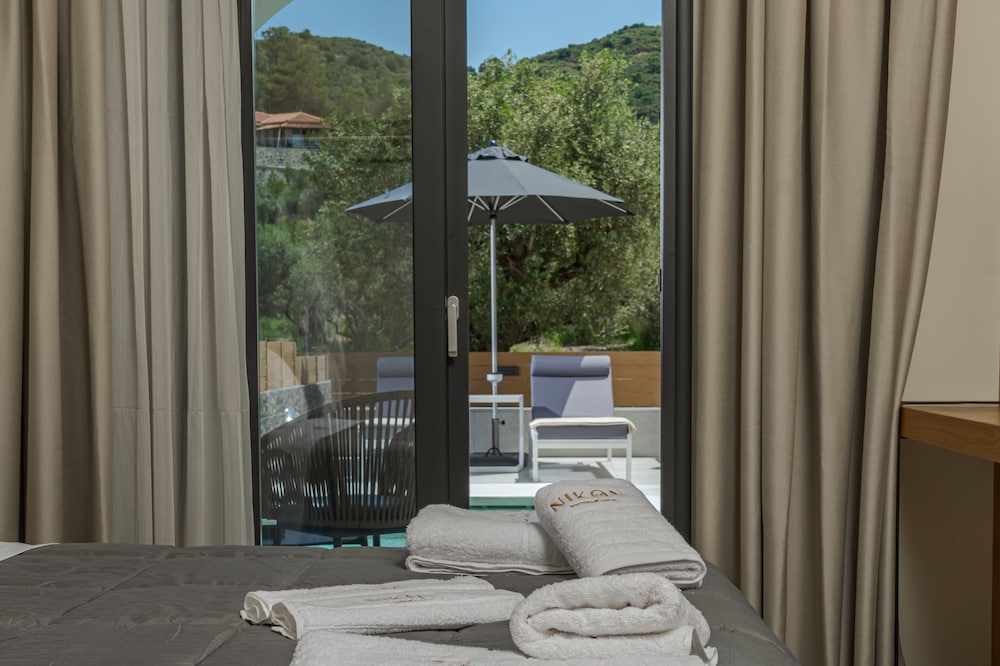 Superior Double with Private Pool - Photo 6