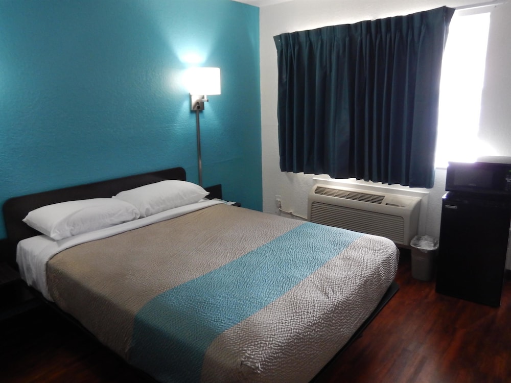 Standard Room, 1 Queen Bed, Non Smoking, Refrigerator & Microwave - Photo 1