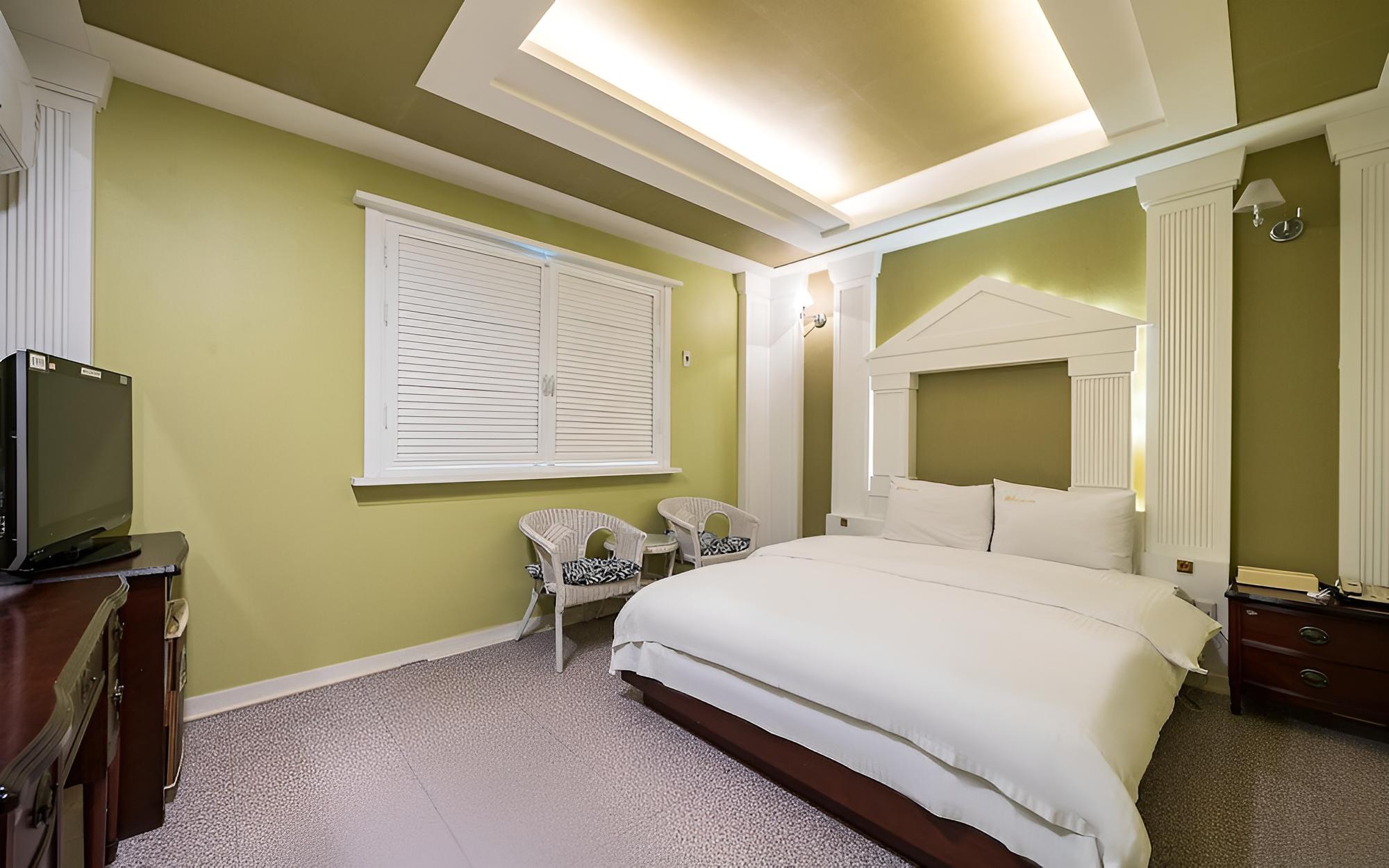 Room (Standard) - Photo 11