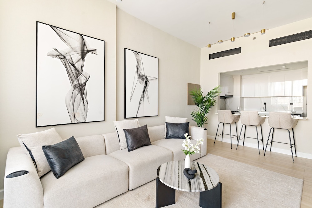 Deluxe Villa - Sleeps 6 - 3 Bedrooms photo 2