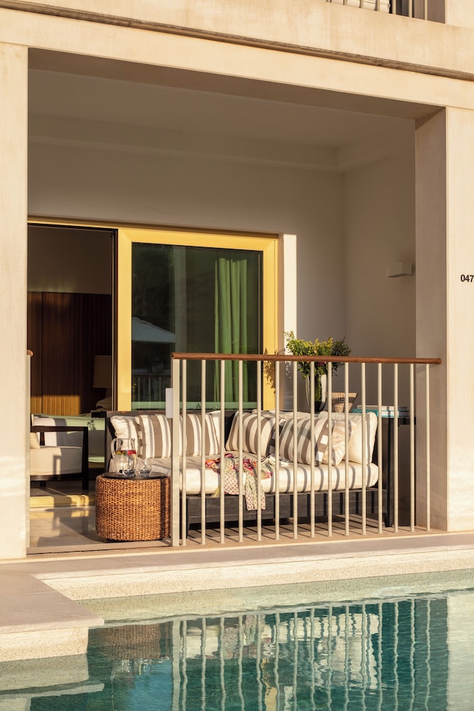 Signature Room, 1 King Bed, Terrace (Pool Access) - Photo 3