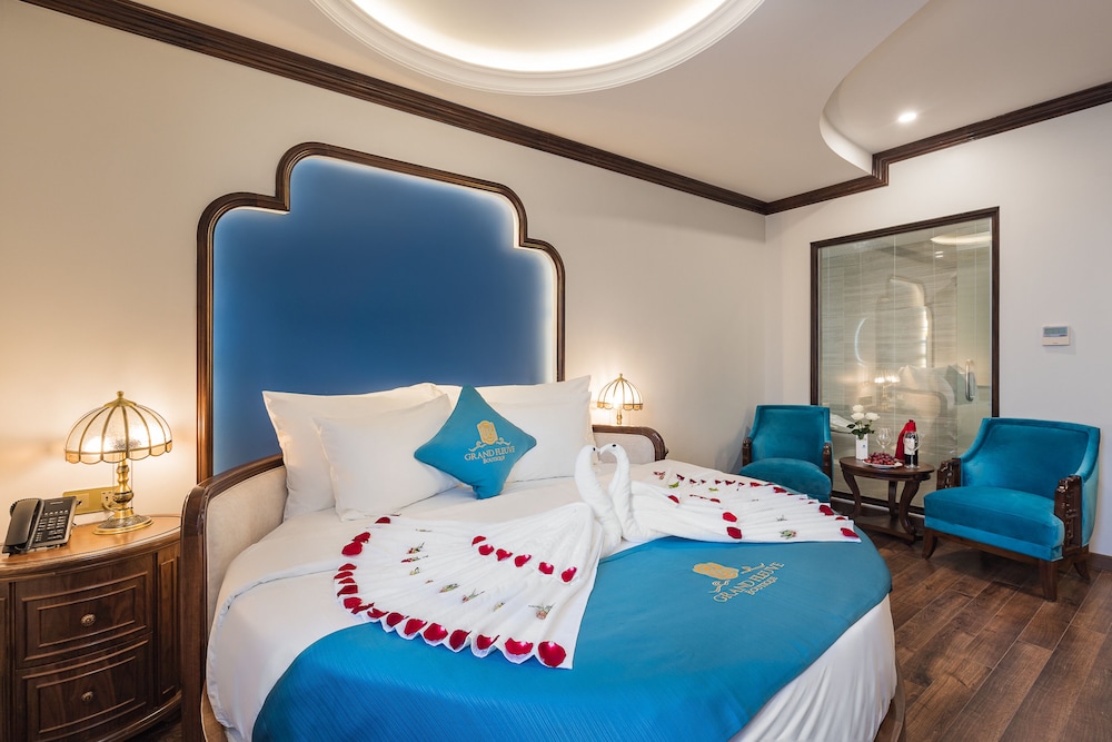 Honeymoon Suite with either Shower or Bathtub - Photo 2