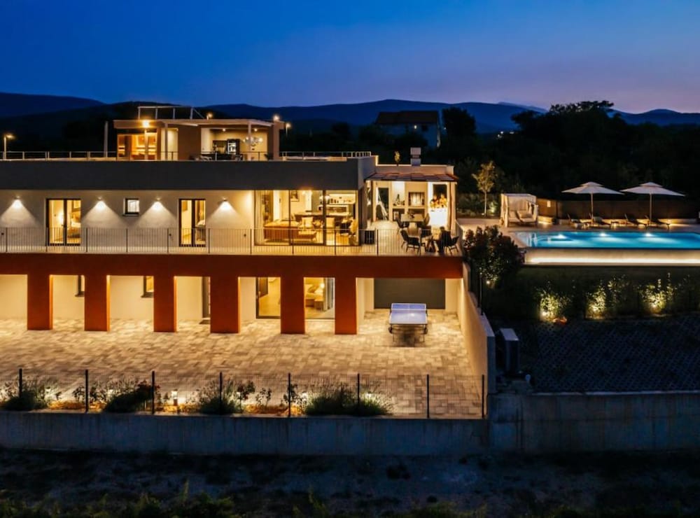 Villa (Six Bedroom Villa)