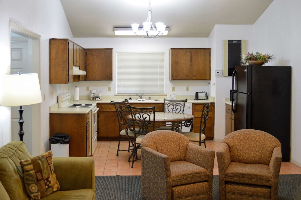 Suite, Multiple Beds, Non Smoking - Photo 5