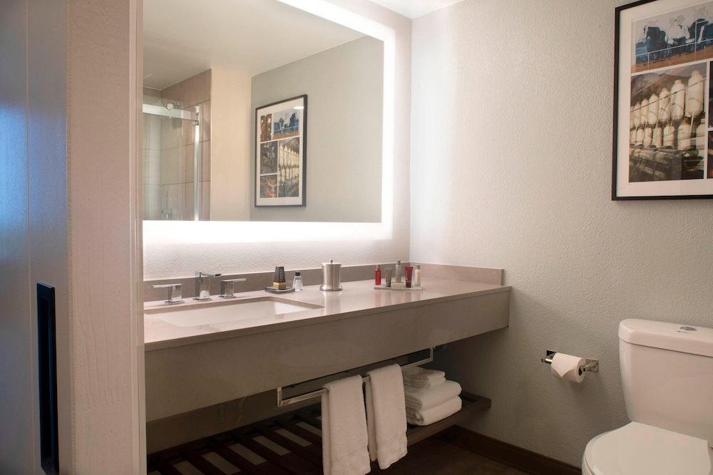 Room, 1 Queen Bed, City View - Photo 3