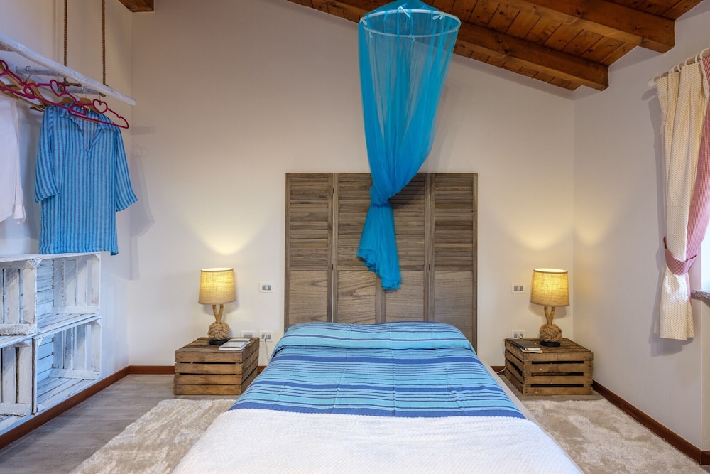 Family House, Multiple Bedrooms, 2 Bathrooms (La Luna nel Lago Lake View Garden)