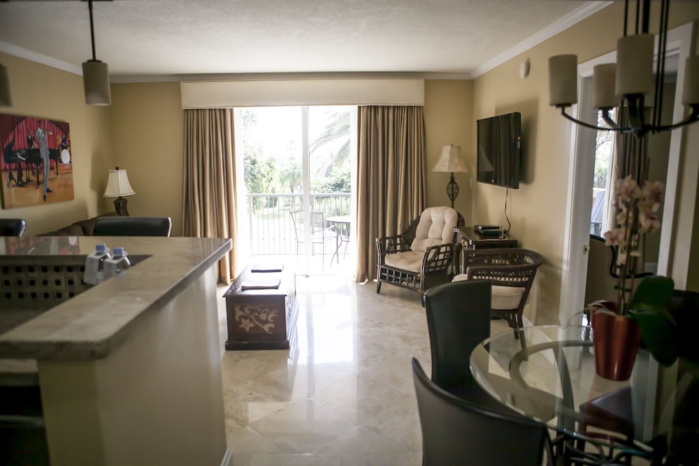 Deluxe Room, 1 King Bed (Deluxe One-Bedroom Suite)