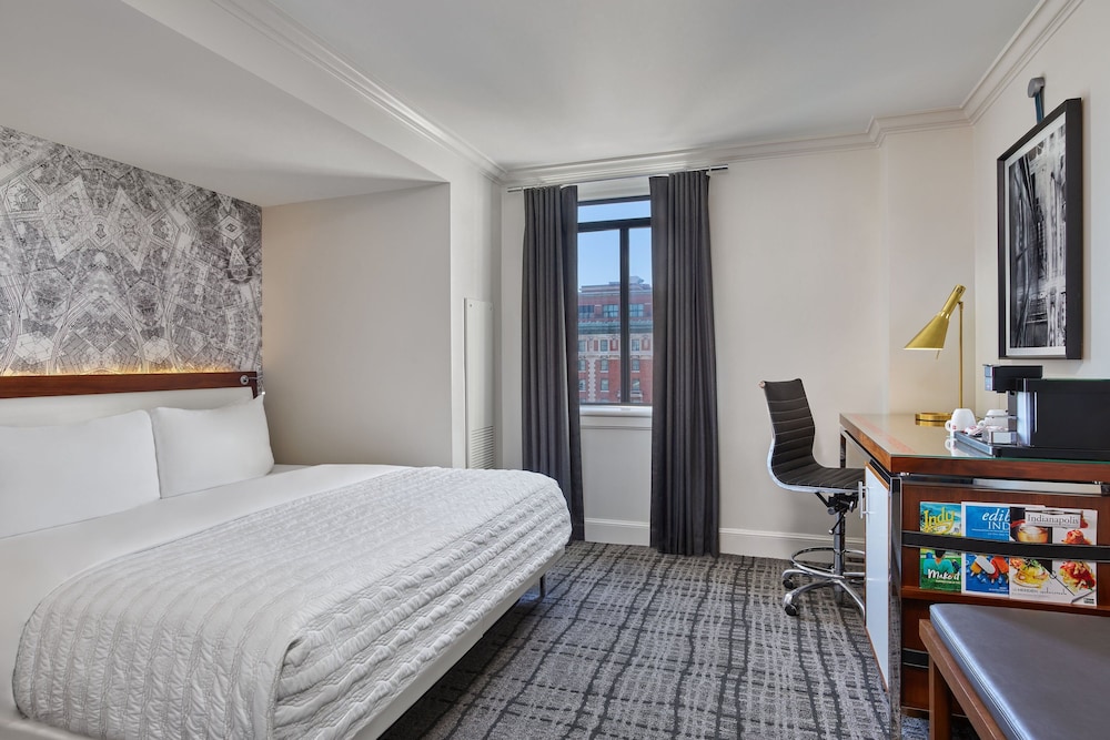 Classic Room, 1 King Bed (Hearing Accessible) photo 2