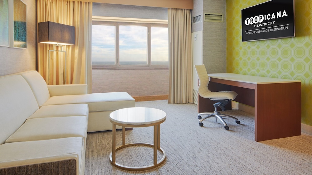 SOUTH JUNIOR SUITE 1 KING NON-SMOKING - Photo 1