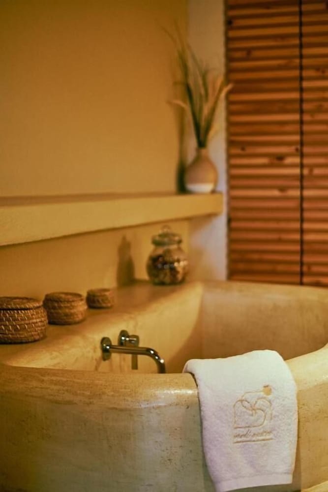Deluxe Suites with Sea View (2 types) - Photo 3