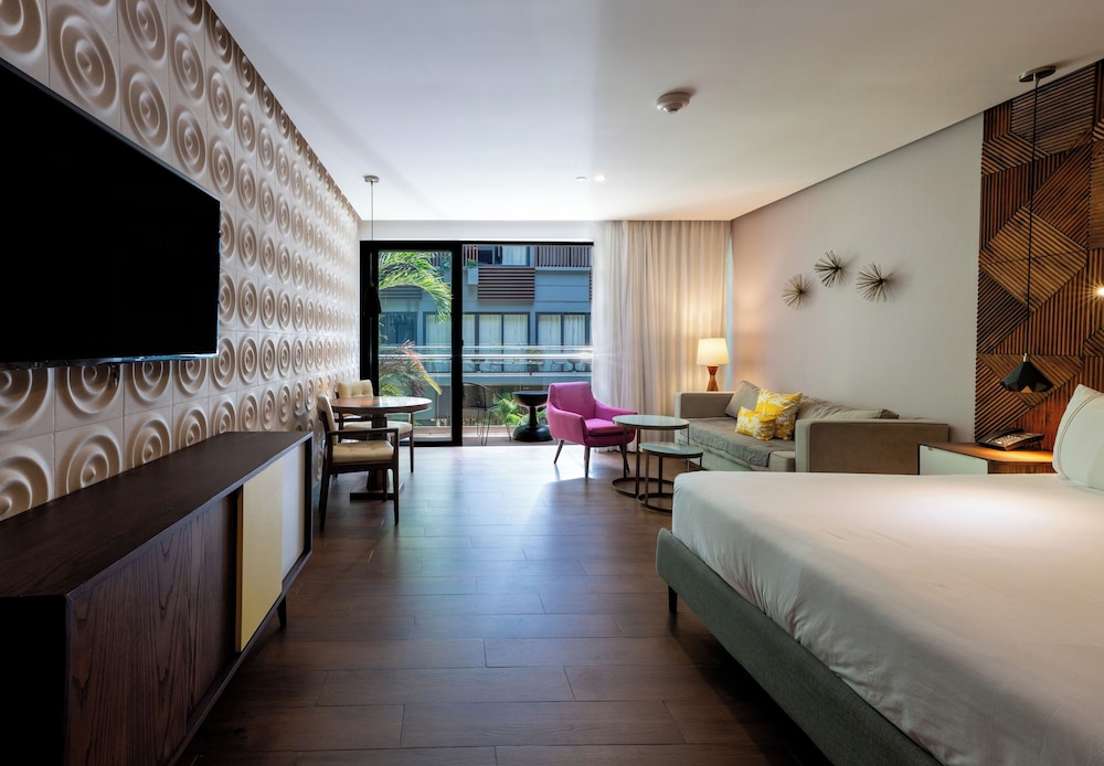 Deluxe Room, 1 King Bed, Courtyard View photo 1