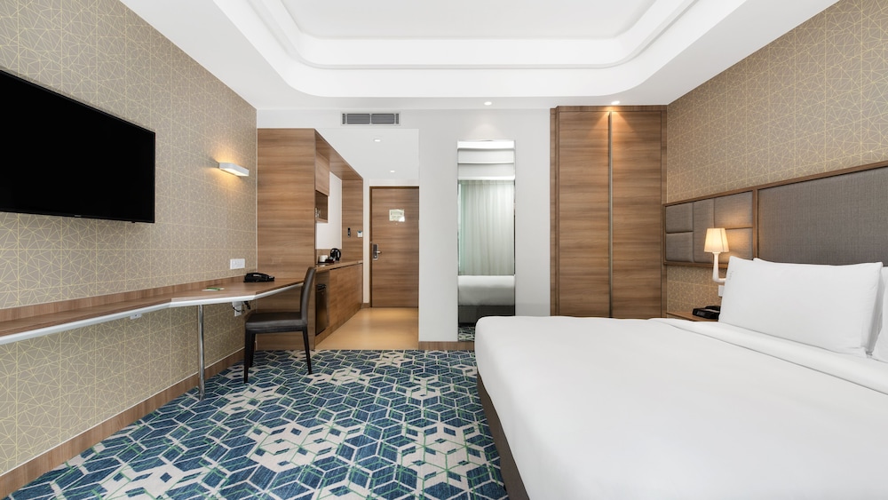 Premium Room, 1 King Bed, Balcony - Photo 5