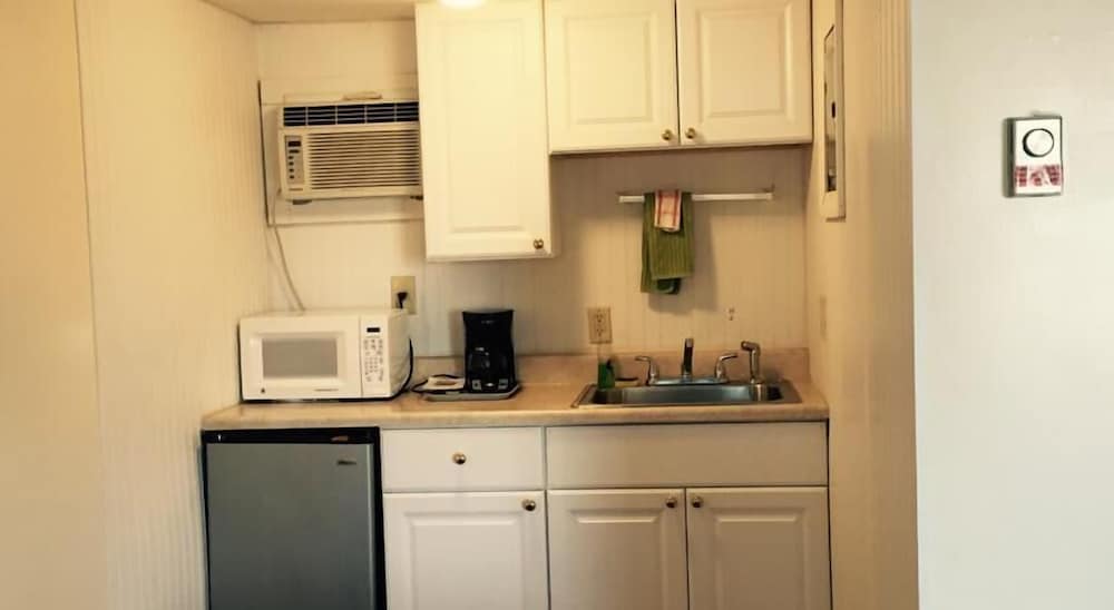 Standard Room, 1 Queen Bed, Kitchenette photo 2