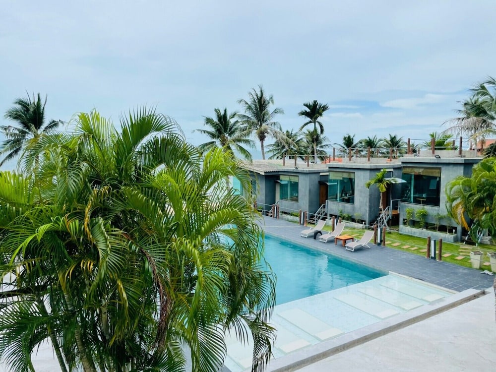 Deluxe Pool View - Photo 4