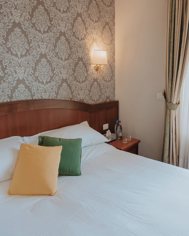 Luxury Double or Twin Room photo 2