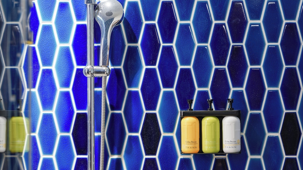 Premium Room, Multiple Beds (Separate Bath) thumbnail 6