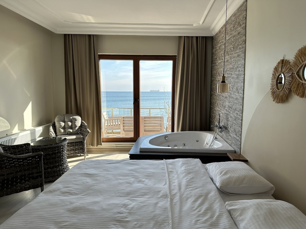 Deluxe Room, 1 King Bed, Terrace, Sea View photo 1