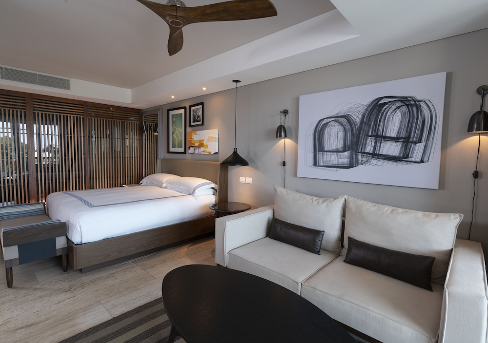 1 King Bed with Balcony (Downtown House)