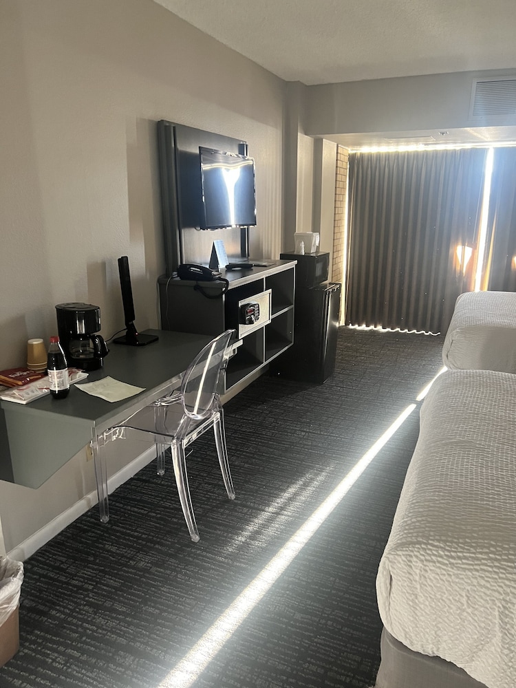 Superior Double Room, 2 Queen Beds, Mountain View photo 2