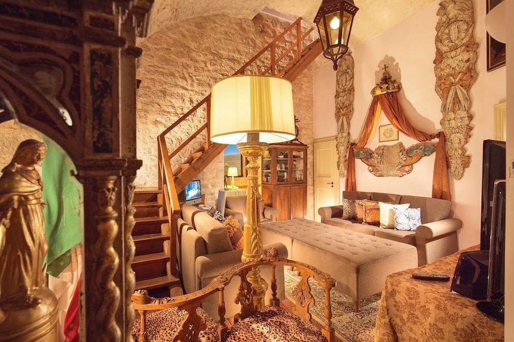 Studio (5 Bedrooms)