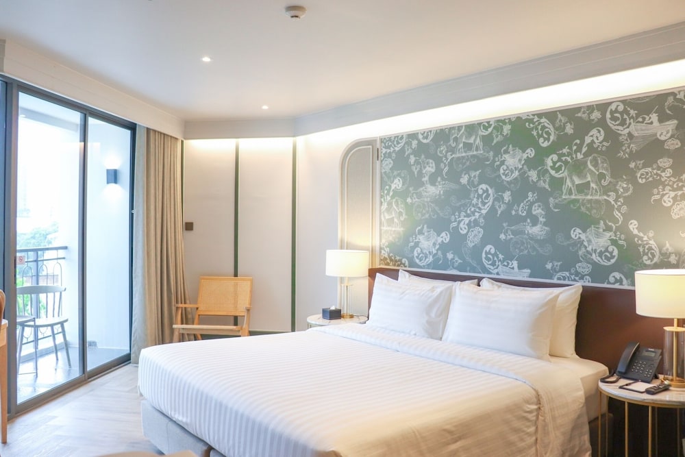 Superior City View with Balcony, King Bed photo 2