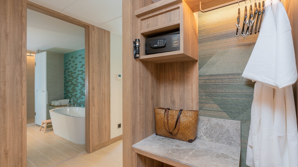 Suite, 2 Bedrooms (Playground View) - Photo 4