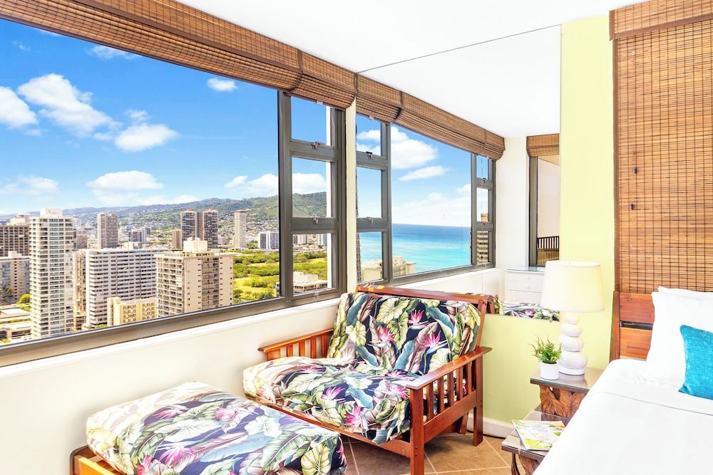 Premium Remodeled Condo with Ocean View and Parking: Premium Condo, 1 King Bed with Sofa bed, Balcony, Partial Ocean View (0136) photo