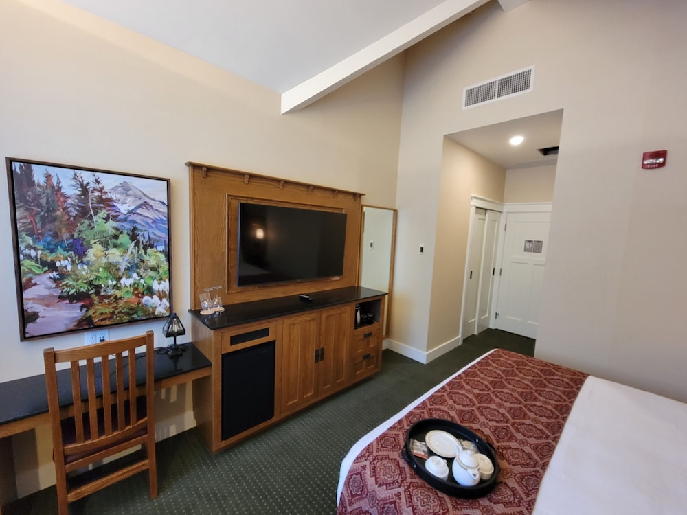 Standard Single Room, 1 King Bed, Mountain View