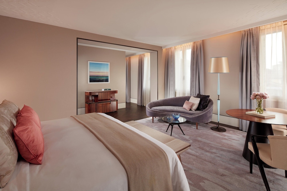 Junior Suite, 1 King Bed (City View)