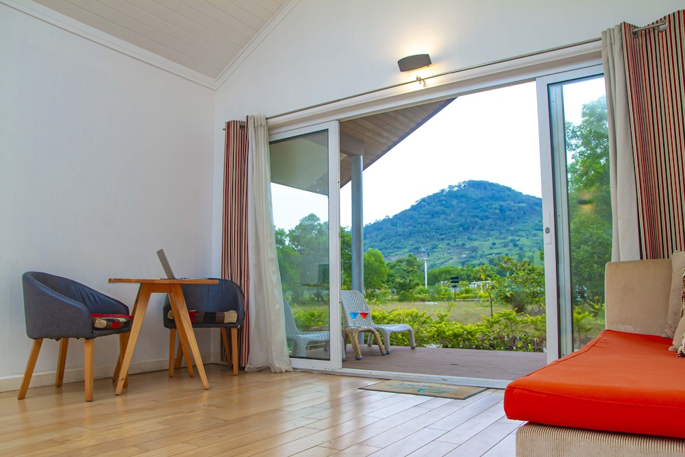Deluxe Suite, 1 King Bed, Mountain View