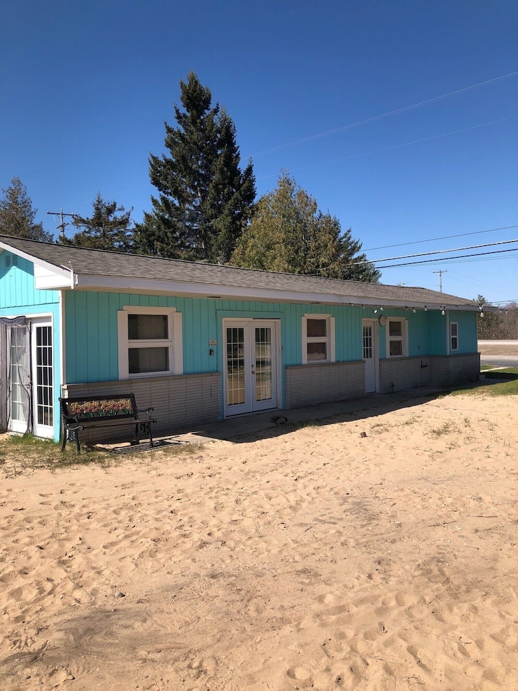 Baby Blue Cottage #6 - 2 Bedroom photo 2