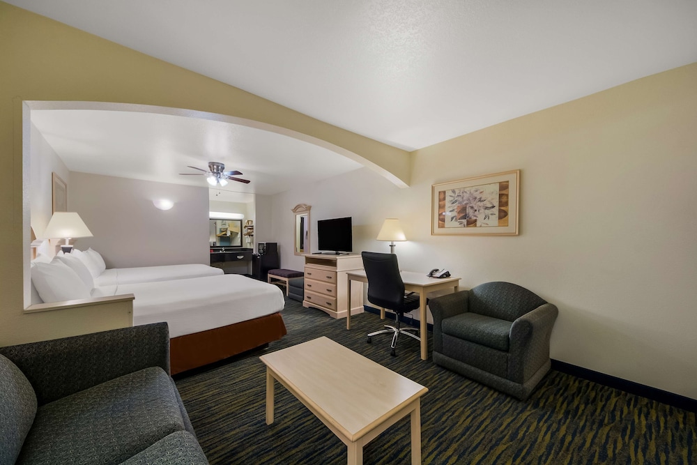Suite, 2 Queen Beds, Accessible, Bathtub (Larger Room) photo 2